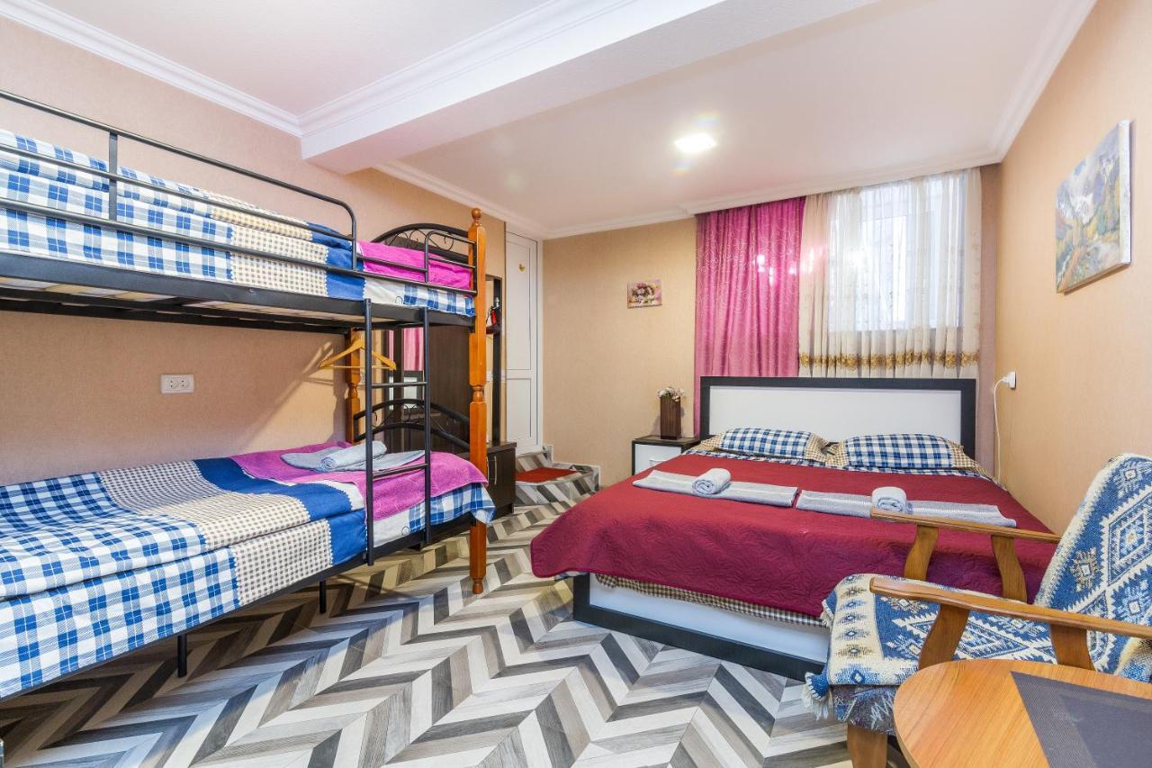 Guest House Poligloti Telavi Exterior photo
